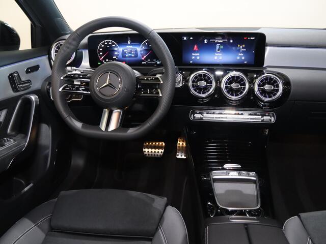 Mercedes-Benz A-KLASSE 180 Business Solution AMG | AMG Line Plus | Nightpakket | Panoramadak | Head-up display | Stoelverwarming | 360° camera | Dodehoek assistent |