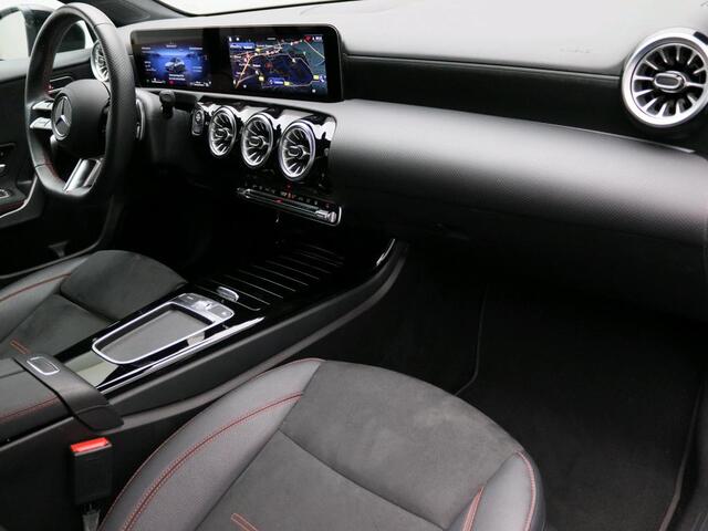 Mercedes-Benz A-KLASSE 250 e AMG Plug-In Hybride Trekhaak | AMG Line | Night Pakket | Alarm Klasse 3 | Dodehoekassistent | Distronic | Apple CarPlay | Sfeerverlichting. Inclusief 24 maanden Mercedes-Benz Certified garantie voor Europa.