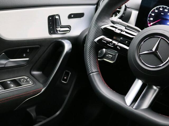 Mercedes-Benz A-KLASSE 250 e Business Solution AMG AMG Line | NIght Pakket | Panorama Schuif-Kanteldak | Sfeerverlichting | Head-up display | Apple CarPlay | Keyless-Go | Dodehoekassistent. Inclusief 24 maanden Mercedes-Benz Certified garantie voor Europa.