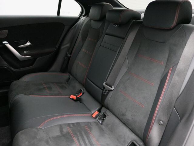 Mercedes-Benz A-KLASSE 250 e Business Solution AMG AMG Line | NIght Pakket | Panorama Schuif-Kanteldak | Sfeerverlichting | Head-up display | Apple CarPlay | Keyless-Go | Dodehoekassistent. Inclusief 24 maanden Mercedes-Benz Certified garantie voor Europa.