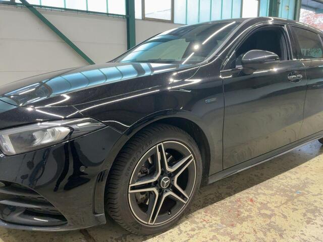 Mercedes-Benz A-KLASSE 250 e AMG Line | Stoelverwarming | Navigatie | Getint glas | PDC | Climate contol