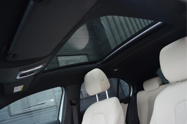 Mercedes-Benz A-KLASSE 180 Luxury Line | PANO | ACC | CAM | KEYLESS | SFEERVERLICHTING |