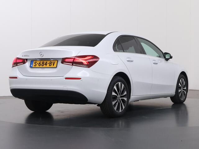 Mercedes-Benz A-KLASSE 250 e Business Line | Panoramadak | Rijassistentiepakket Plus | Stoelverwarming | Widescreen | Achteruitrijcamera |