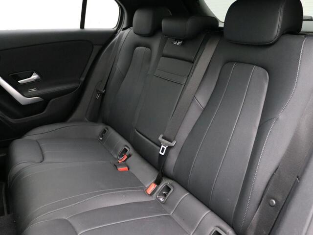 Mercedes-Benz A-KLASSE 250 e Business Solution Luxury Limited Panorama Schuif-Kanteldak | Sfeerverlichting | Achteruitrijcamera | MultiBeam Ledkoplampen | Stoelverwarming. Inclusief 24 maanden MB Certified garantie voor Europa.