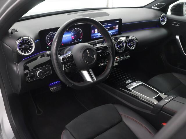Mercedes-Benz A-KLASSE 180 AMG Line | Premium pack | Night pakket | Stoelverwarming |