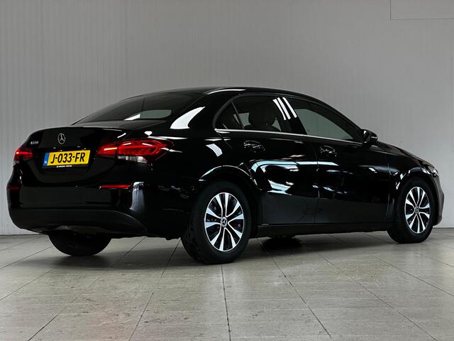 Mercedes-Benz A-KLASSE 180 Solution/ Automaat!/ Virtual Cockpit/ Keyless-Go/ Half-Lederen Sportst./ Zwarte-Hemel/ Camera/ Apple + Android/ Navi/ Clima/ Cruise/ Bluetooth/ Multi. LEDER. Stuur/ PDC V+A/ Chroom.