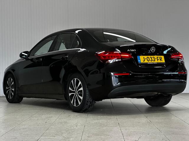 Mercedes-Benz A-KLASSE 180 Solution/ Automaat!/ Virtual Cockpit/ Keyless-Go/ Half-Lederen Sportst./ Zwarte-Hemel/ Camera/ Apple + Android/ Navi/ Clima/ Cruise/ Bluetooth/ Multi. LEDER. Stuur/ PDC V+A/ Chroom.