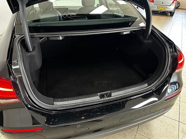 Mercedes-Benz A-KLASSE 180 Solution/ Automaat!/ Virtual Cockpit/ Keyless-Go/ Half-Lederen Sportst./ Zwarte-Hemel/ Camera/ Apple + Android/ Navi/ Clima/ Cruise/ Bluetooth/ Multi. LEDER. Stuur/ PDC V+A/ Chroom.
