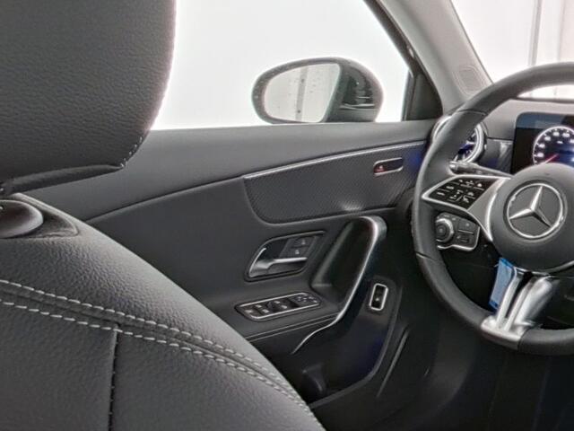 Mercedes-Benz A-KLASSE 250 e Plug-In Hybride | Keyless Go | Stuur en Stoelverwarming | Sfeerverlichting | LED | Parkeerpakket met Camera | Inclusief 24 maanden Mercedes-Benz Certified garantie voor Europa.