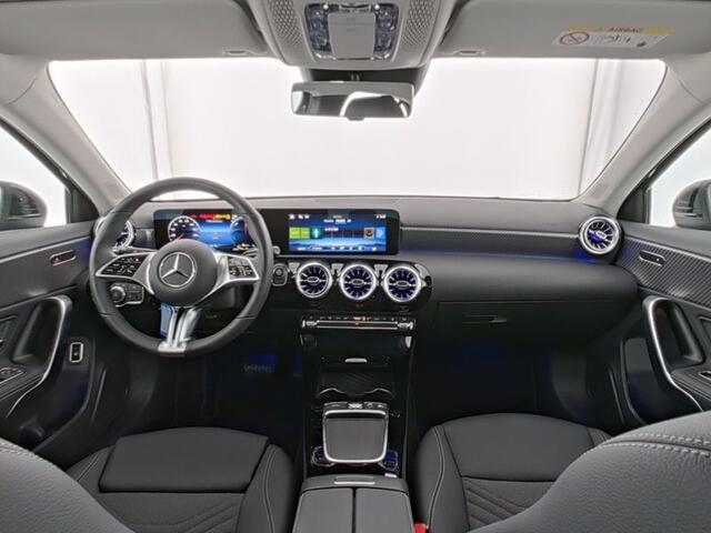 Mercedes-Benz A-KLASSE 250 e Plug-In Hybride | Keyless Go | Stuur en Stoelverwarming | Sfeerverlichting | LED | Parkeerpakket met Camera | Inclusief 24 maanden Mercedes-Benz Certified garantie voor Europa.