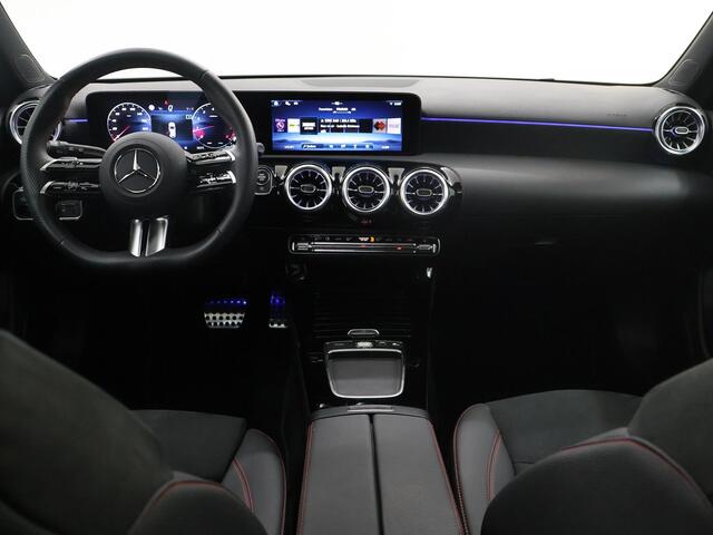 Mercedes-Benz A-KLASSE 180 Business Solution AMG | Elektrisch bedienbaar panoramadak | Achteruitrijcamera | 19inch Multispaak velgen | Mulitbeam koplampen |
