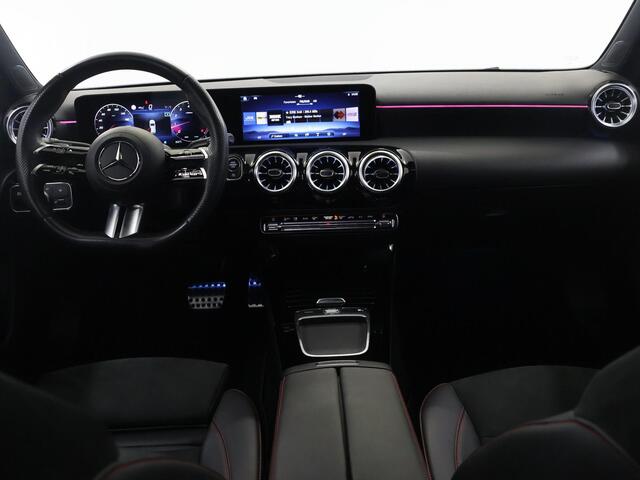 Mercedes-Benz A-KLASSE 180 AMG Line | Premium pack | Panoramadak | Multibeam |