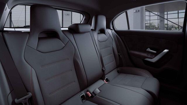 Mercedes-Benz A-KLASSE 180 Business Solution AMG | Night | Panoramadak | Sfeerverlichting | Achteruitrijcamera | Stoelverwarming |