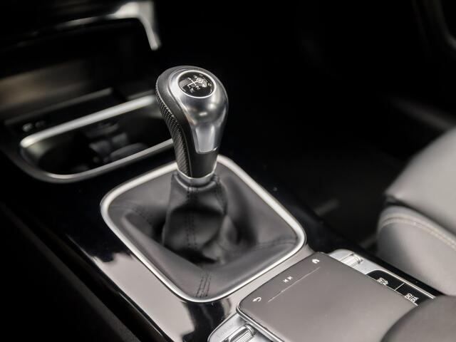 Mercedes-Benz A-KLASSE 160 Sport (APPLE CARPLAY, GROOT NAVI, CAMERA, LEDER, SPORTSTOELEN, PARKEERSENSOREN, LANE ASSIST, ZWART HEMEL, NIEUWSTAAT)