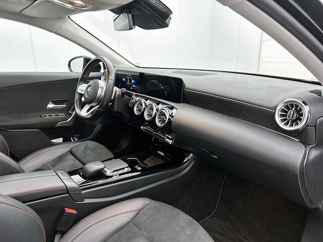 Mercedes-Benz A-KLASSE 250 e Premium Plus | Panoramadak \ Achteruitrijcamera | Sfeerverlichting | Apple Carplay | Inclusief 24 maanden MB Certified garantie voor Europa.