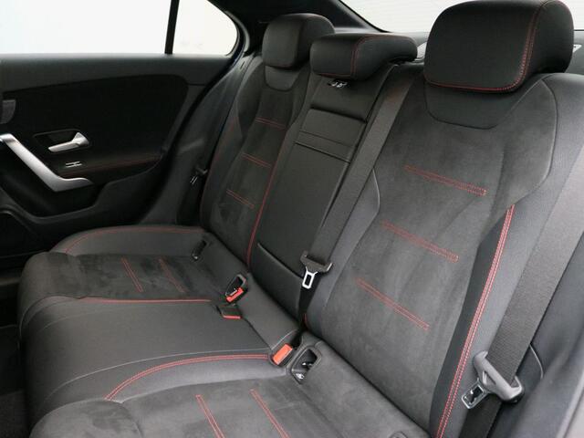 Mercedes-Benz A-KLASSE 250 e AMG Plug-In Hybride AMG Line | Night Pakket | Trekhaak | Sfeerverlichting | Achteruitrijcamera | Stuur en Stoelverwarming. Inclusief 24 maanden MB Certified garantie voor Europa.