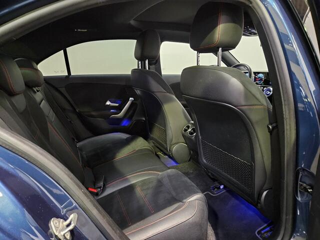 Mercedes-Benz A-KLASSE 180 Business Solution AMG / Panoramadak / Night Pakket / Sfeerverl. / NL Auto