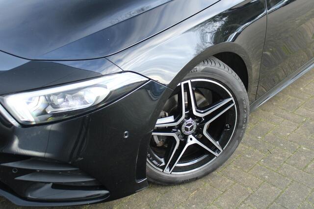 Mercedes-Benz A-KLASSE 180 Business Solution AMG | NAP! | Widescreen | Night Package | Panorama dak | Navigatie | Camera
