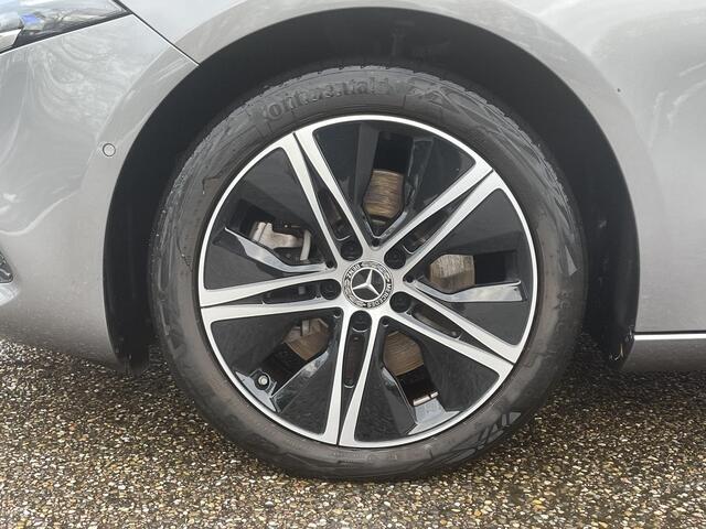 Mercedes-Benz A-KLASSE 250 e Luxury Line | Panoramadak | Achteruitrijcamera | Stoelverwarming | Dodehoekassistent | Sfeerverlichting | Apple & Android Carplay