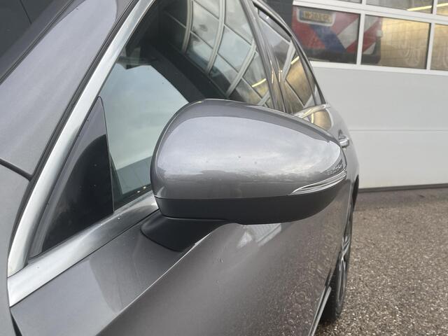 Mercedes-Benz A-KLASSE 250 e Luxury Line | Panoramadak | Achteruitrijcamera | Stoelverwarming | Dodehoekassistent | Sfeerverlichting | Apple & Android Carplay