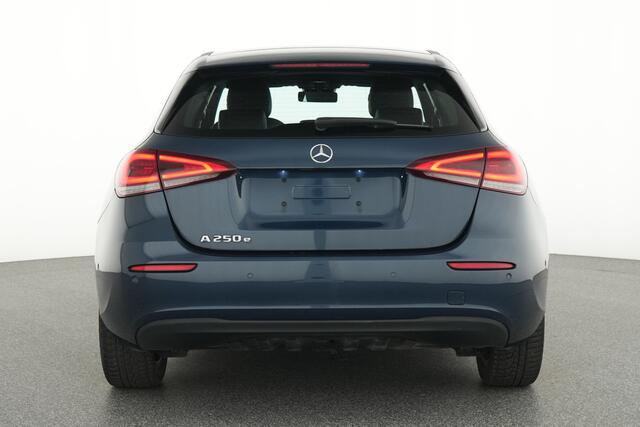 Mercedes-Benz A-KLASSE 250 e Plug-In Hybride Ledkoplampen | Stoelverwarming | Cruise control | Achteruitrijcamera. Inclusief 24 maanden MB Certified garantie voor Europa.