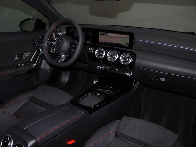 Mercedes-Benz A-KLASSE 180 Business Solution AMG | Panoramaschuifdak | Premium Plus | 19"AMG-velgen | Head-up display | Dodehoekassistent |