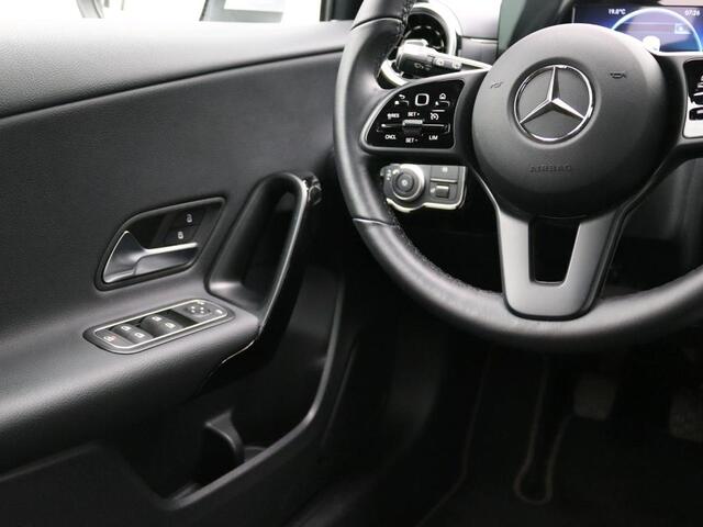 Mercedes-Benz A-KLASSE 160 Handgeschakeld Ledkoplampen | Achteruitrijcamera | Inclusief 24 maanden MB Certified garantie voor Europa.