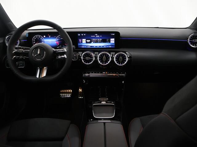Mercedes-Benz A-KLASSE 180 Business Solution AMG | Panoramaschuifdak | Stoelverwarming | Achteruitrijcamera | MULTIBEAM LED |