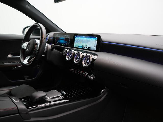 Mercedes-Benz A-KLASSE 250 e AMG Line Plug In Hybrid 218pk Dealer O.H. PHEV | Widescreen Navi | Camera | Alcantara Sportstoelen Verwarmd | Keyless | Sfeerverlichting | Cruise Control | Virtual | DAB | 18"L.M |