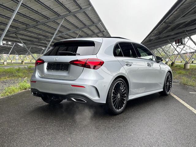 Mercedes-Benz A-KLASSE 180 Business Solution AMG | Night | Panoramaschuifdak | Achteruitrijcamera | Sfeerverlichting | MULTIBEAM LED | 19 inch AMG-velgen |