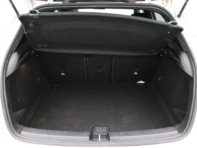 Mercedes-Benz A-KLASSE 180 Business Solution AMG AMG Line | Night Pakket | Panorama Schuif-Kanteldak | Sfeerverlichting. | Ledkoplampen. Inclusief 24 maanden MB Certified garantie voor Europa.