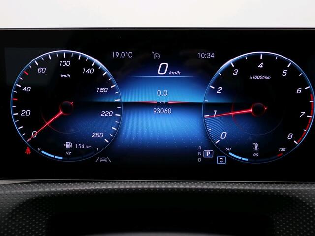 Mercedes-Benz A-KLASSE 180 Business Solution AMG AMG Line | Night Pakket | Panorama Schuif-Kanteldak | Sfeerverlichting. | Ledkoplampen. Inclusief 24 maanden MB Certified garantie voor Europa.