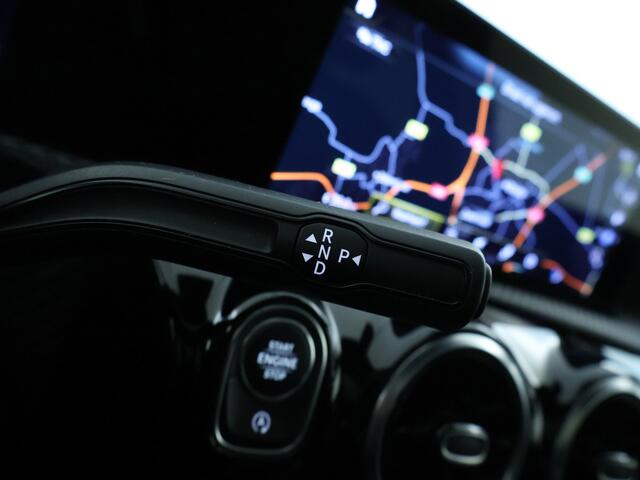 Mercedes-Benz A-KLASSE 200 Business Solution | Panoramadak | Stoelverwarming | LED | Car Play | Parkeerpakket met Camera | Inclusief 24 maanden Mercedes-Benz Certified garantie voor Europa.