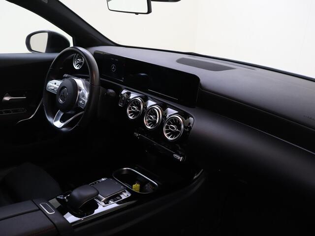 Mercedes-Benz A-KLASSE 180 Premium | AMG-Line | Panorama-dak | Multi-spaaks 19"