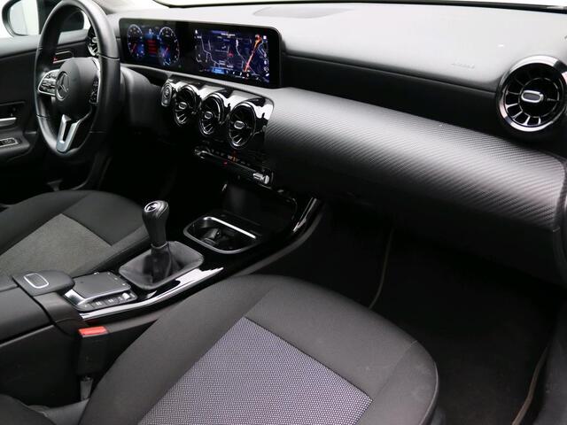Mercedes-Benz A-KLASSE 160 Business Solution Ledkoplampen | Achteruitrijcamera | Stoelverwarming voor | Spiegelpakket | Navigatie. Inclusief 24 maanden Mercedes-Benz Certified garantie voor Europa.
