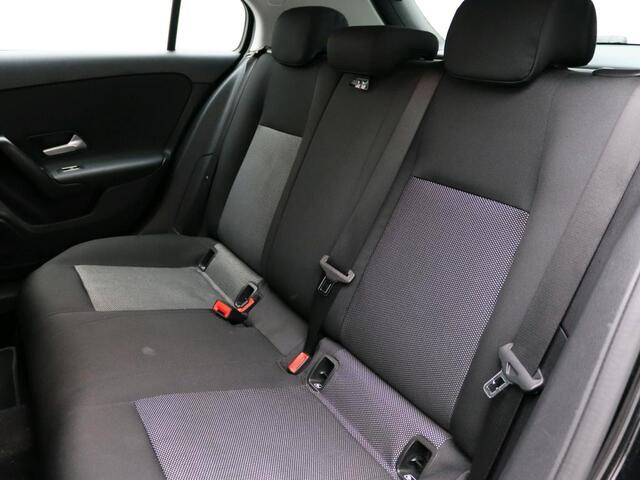 Mercedes-Benz A-KLASSE 160 Business Solution Ledkoplampen | Achteruitrijcamera | Stoelverwarming voor | Spiegelpakket | Navigatie. Inclusief 24 maanden Mercedes-Benz Certified garantie voor Europa.