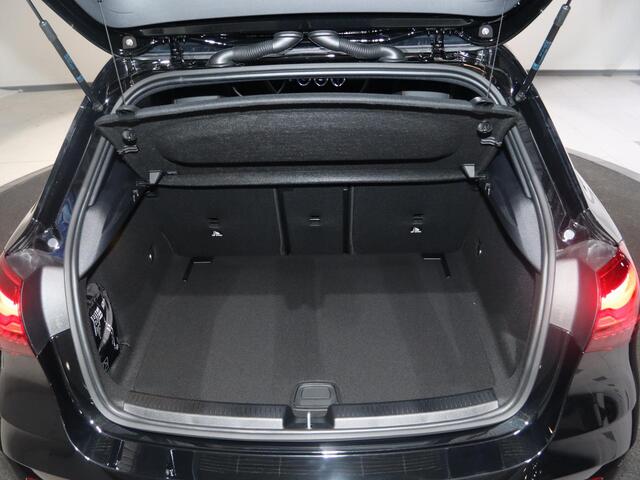 Mercedes-Benz A-KLASSE 180 Business Solution AMG | Panoramaschuifdak | Premium Plus | 19"AMG-velgen | Head-up display | Dodehoekassistent |