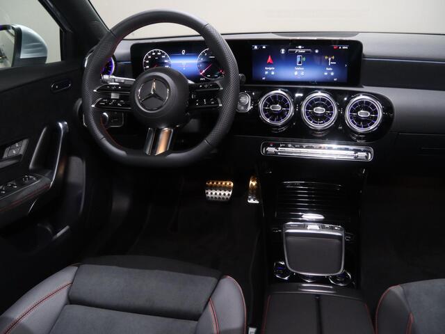 Mercedes-Benz A-KLASSE 180 Business Solution AMG | Panoramaschuifdak | Achteruitrijcamera | Nightpakket | MULTIBEAM LED | Stoelverwarming |