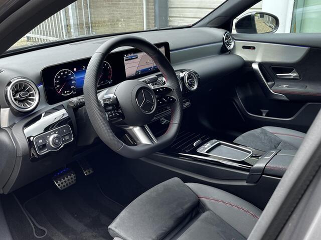 Mercedes-Benz A-KLASSE 180 Star Edition AMG | Night Pakket | Dodehoekassistent | Sierdelen Aluminium | Sfeerverlichting | Stoelverwarming | Parkeersensoren | Achteruitrijcamera | Elektrisch Inklapbare Buitenspiegels