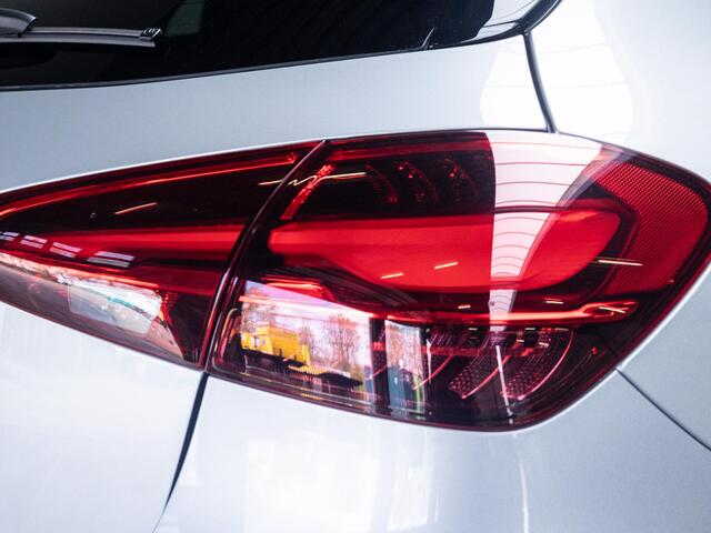 Mercedes-Benz A-KLASSE Hatchback 180 Star Edition AMG Line Premium PLUS | Panorama dak