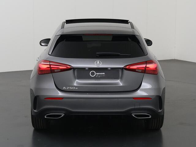 Mercedes-Benz A-KLASSE 250e Business Solution AMG | Panoramaschuifdak | Stoelverwarming | Achteruitrijcamera | MULTIBEAM LED |