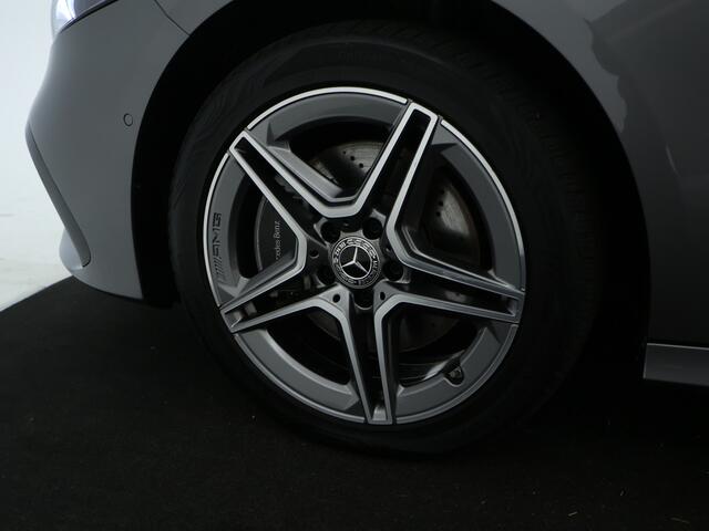 Mercedes-Benz A-KLASSE 250 e Star Edition AMG Line | AMG Line | Sfeerverlichting | Achteruitrijcamera | Apple CarPlay | Inclusief 24 maanden MB Certified garantie voor Europa.
