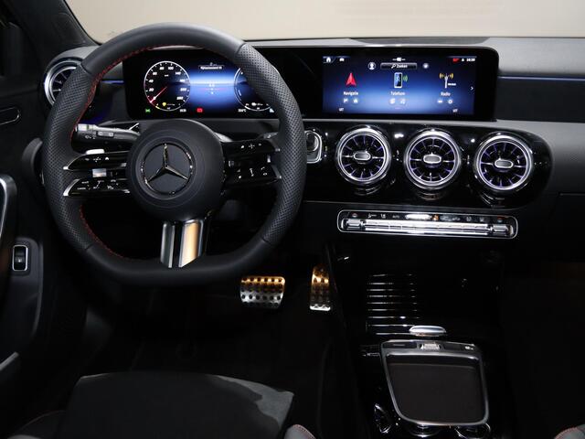 Mercedes-Benz A-KLASSE 250e Business Solution AMG | Panoramadak | Stoelverwarming | Achteruitrijcamera | Multibeam LED | Keyless Entry/Go | Nightpakket |