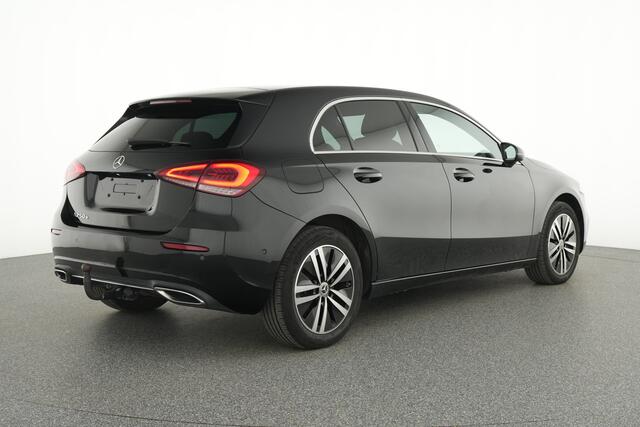 Mercedes-Benz A-KLASSE 250 e Plug-In Hybride Ledkoplampen | Parkeerpakket met achteruitrijcamera | Stoelverwarming | Spiegel Pakket. Inclusief 24 maanden MB Certified garantie voor Europa.