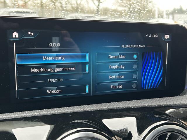 Mercedes-Benz A-KLASSE 250e AMG // Panorama dak // Sfeerverlichting // Memory // MultiBeam LED // Advanced Audio // Keyless // 18" AMG Velgen // Widescreen