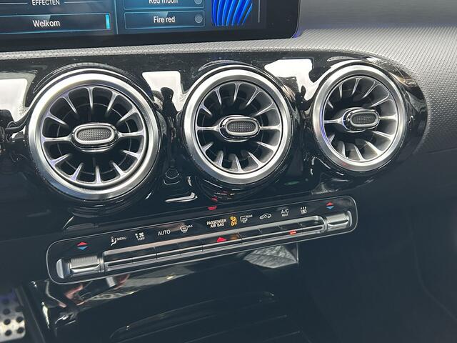 Mercedes-Benz A-KLASSE 250e AMG // Panorama dak // Sfeerverlichting // Memory // MultiBeam LED // Advanced Audio // Keyless // 18" AMG Velgen // Widescreen