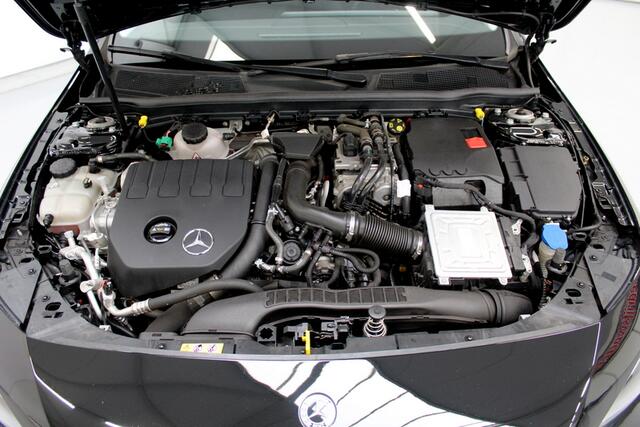 Mercedes-Benz A-KLASSE 250 e AMG Line 161PK, RIJKLAAR | PLUG-IN HYBRIDE | AUTOMAAT | ELEC-ACHTERKLEP | ALCANTARA/LEER