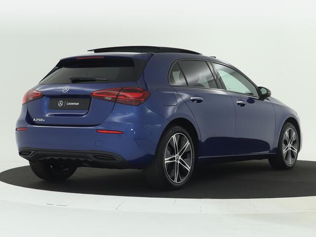 Mercedes-Benz A-KLASSE 250 e Star Edition Panoramadak | Distronic | Dode Hoek Ass | Alarm | Keyless Go | Sfeerverlichting | Inclusief 24 maanden Mercedes-Benz Certified garantie voor Europa.