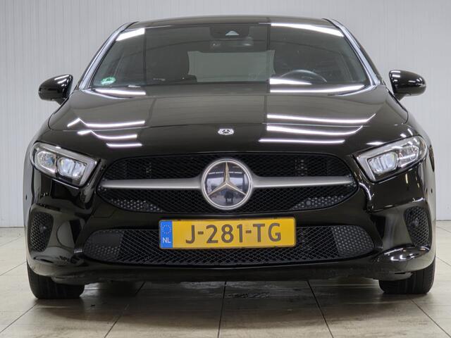 Mercedes-Benz A-KLASSE 180 Business Solution/ LED Koplampen/ Wide-Screen/ Stoelverw./ Camera/ Zwarte-Hemel/ 16'' LMV/ Keyless-GO/ DAB+/ Navi/ Clima/ Cruise/ Bluetooth/ PDC V+A/ Extra getint glas.