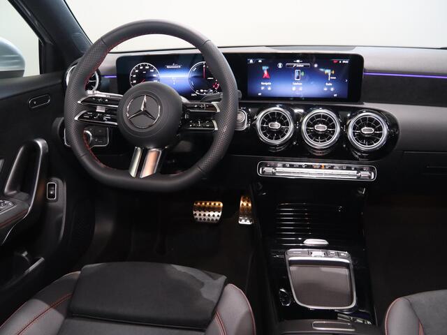 Mercedes-Benz A-KLASSE 250e Business Solution AMG | Panoramaschuifdak | Night pakket | Achteruitrijcamera | Stoelverwarming | MULTIBEAM LED |